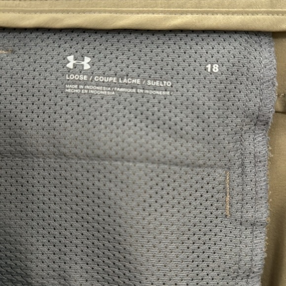Under Armour 9 in tech/golf shorts boys size 18. Darker khaki color. EUC - Picture 4 of 4